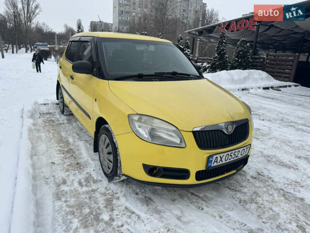 Желтый Шкода Фабия, объемом двигателя 1.2 л и пробегом 212 тыс. км за 4000 $, фото 1 на Automoto.ua