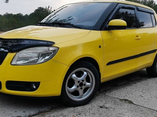 Желтый Шкода Фабия, объемом двигателя 1.6 л и пробегом 303 тыс. км за 4500 $, фото 1 на Automoto.ua