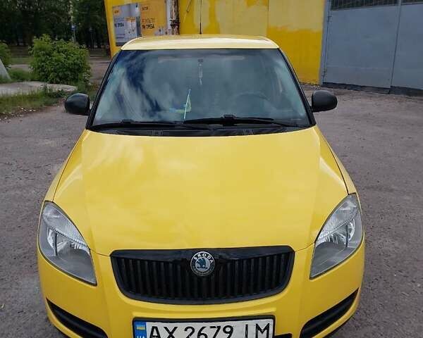 Желтый Шкода Фабия, объемом двигателя 1.2 л и пробегом 182 тыс. км за 4500 $, фото 1 на Automoto.ua