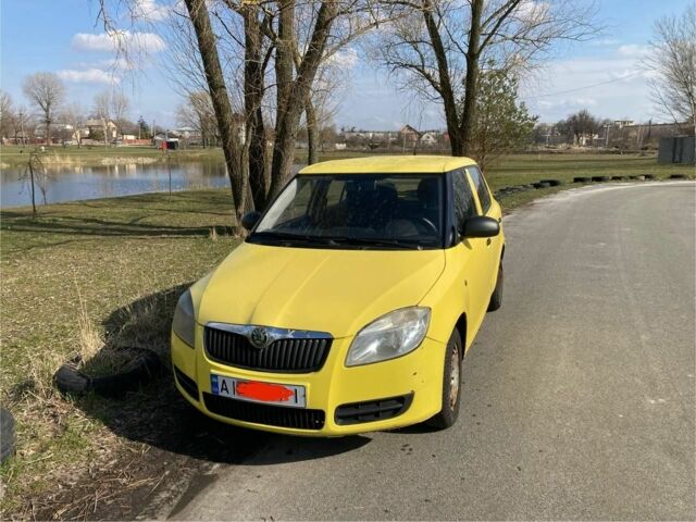 Желтый Шкода Фабия, объемом двигателя 0 л и пробегом 300 тыс. км за 3900 $, фото 1 на Automoto.ua