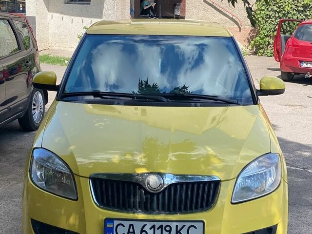 Желтый Шкода Фабия, объемом двигателя 1.4 л и пробегом 252 тыс. км за 5000 $, фото 1 на Automoto.ua