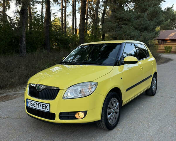 Желтый Шкода Фабия, объемом двигателя 1.4 л и пробегом 192 тыс. км за 4400 $, фото 1 на Automoto.ua