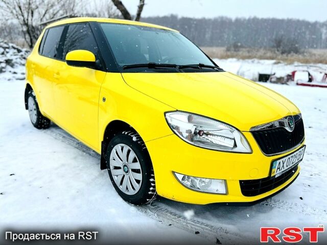 Желтый Шкода Фабия, объемом двигателя 1.2 л и пробегом 142 тыс. км за 5700 $, фото 1 на Automoto.ua