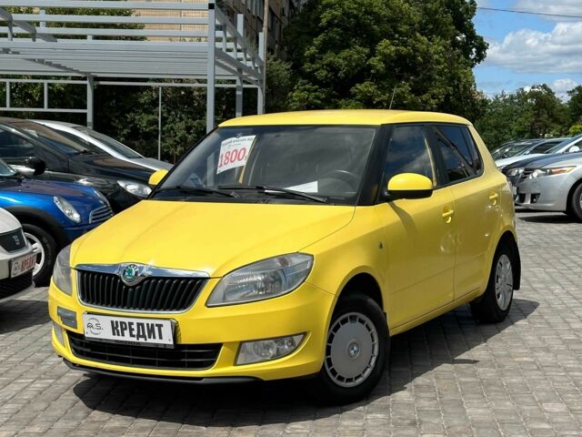 Желтый Шкода Фабия, объемом двигателя 1.4 л и пробегом 234 тыс. км за 5950 $, фото 1 на Automoto.ua