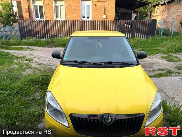 Желтый Шкода Фабия, объемом двигателя 1.6 л и пробегом 24200 тыс. км за 5600 $, фото 1 на Automoto.ua