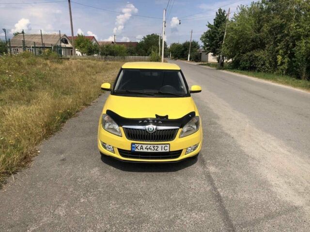 Желтый Шкода Фабия, объемом двигателя 1.4 л и пробегом 260 тыс. км за 4502 $, фото 1 на Automoto.ua