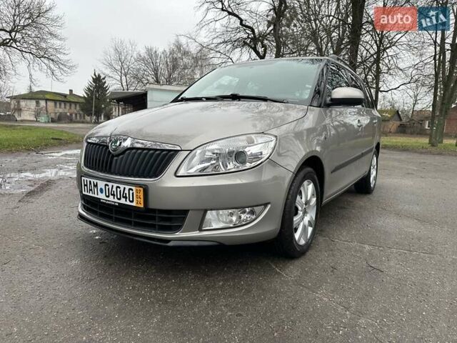 Желтый Шкода Фабия, объемом двигателя 1.2 л и пробегом 200 тыс. км за 7500 $, фото 1 на Automoto.ua