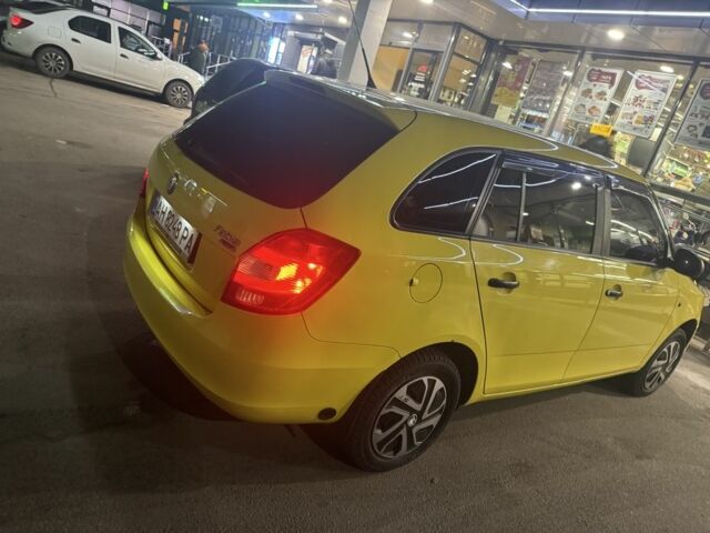 Желтый Шкода Фабия, объемом двигателя 1.4 л и пробегом 265 тыс. км за 5500 $, фото 1 на Automoto.ua