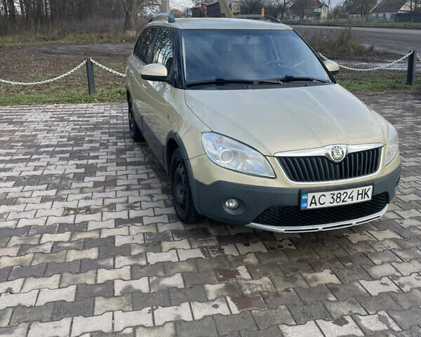 Желтый Шкода Фабия, объемом двигателя 1.6 л и пробегом 194 тыс. км за 6600 $, фото 1 на Automoto.ua