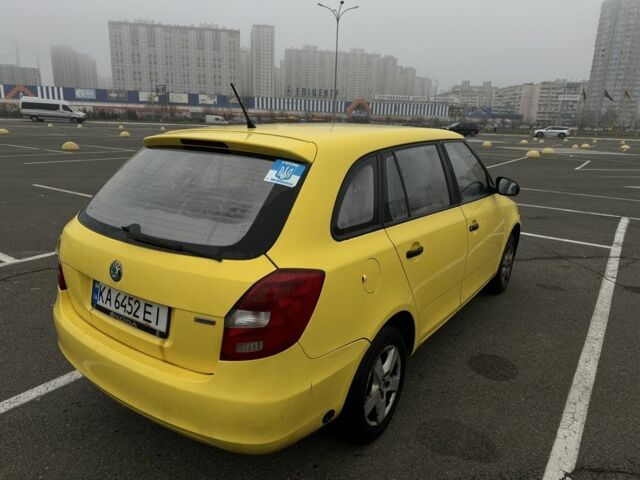 Желтый Шкода Фабия, объемом двигателя 1.2 л и пробегом 312 тыс. км за 2500 $, фото 1 на Automoto.ua