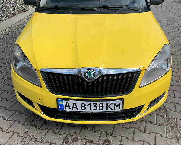 Желтый Шкода Фабия, объемом двигателя 1.2 л и пробегом 350 тыс. км за 4600 $, фото 1 на Automoto.ua