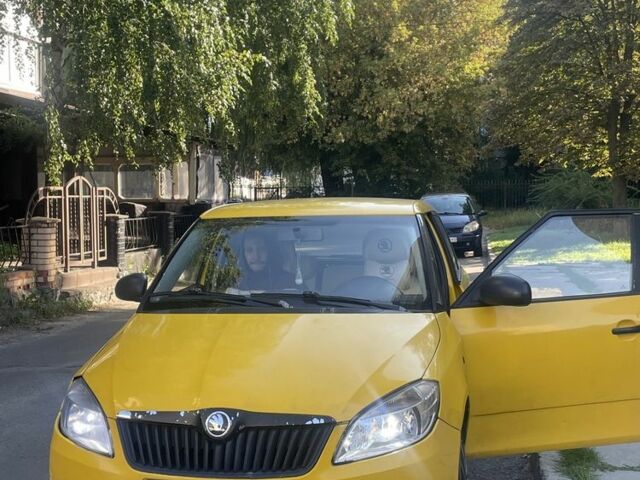 Желтый Шкода Фабия, объемом двигателя 1.2 л и пробегом 277 тыс. км за 3800 $, фото 1 на Automoto.ua