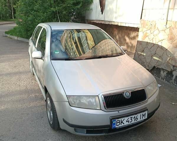 Серый Шкода Фабия, объемом двигателя 1.39 л и пробегом 223 тыс. км за 3200 $, фото 1 на Automoto.ua