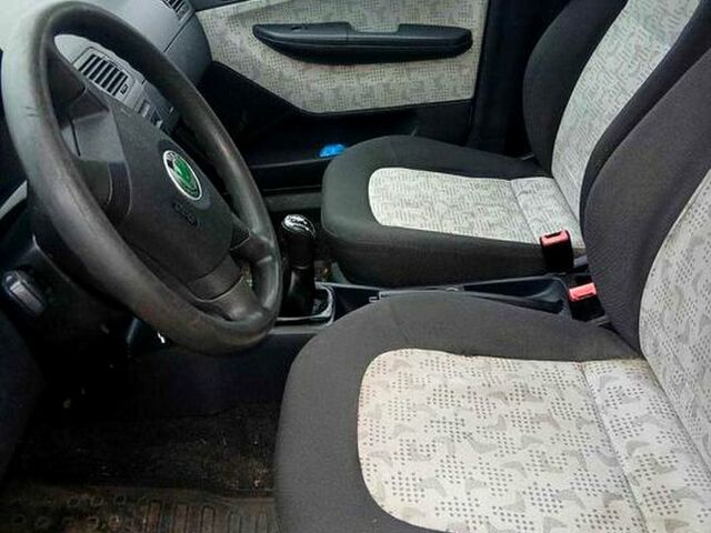 Серый Шкода Фабия, объемом двигателя 1.4 л и пробегом 420 тыс. км за 3000 $, фото 1 на Automoto.ua