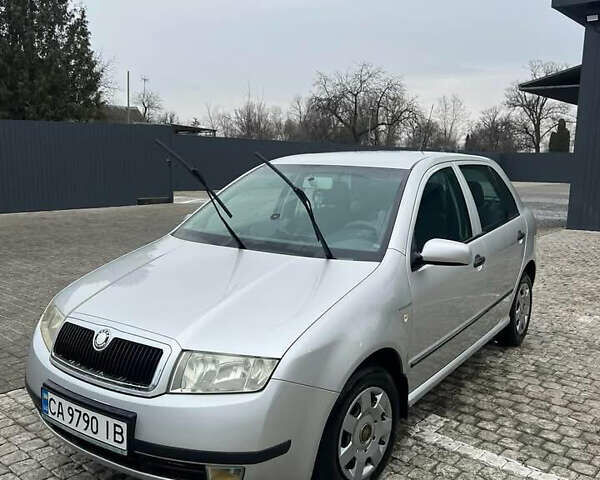 Серый Шкода Фабия, объемом двигателя 1.39 л и пробегом 180 тыс. км за 4200 $, фото 1 на Automoto.ua
