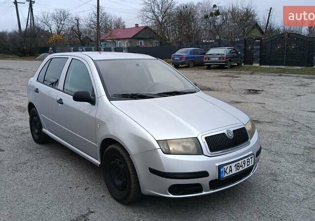 Серый Шкода Фабия, объемом двигателя 1.4 л и пробегом 371 тыс. км за 3200 $, фото 1 на Automoto.ua
