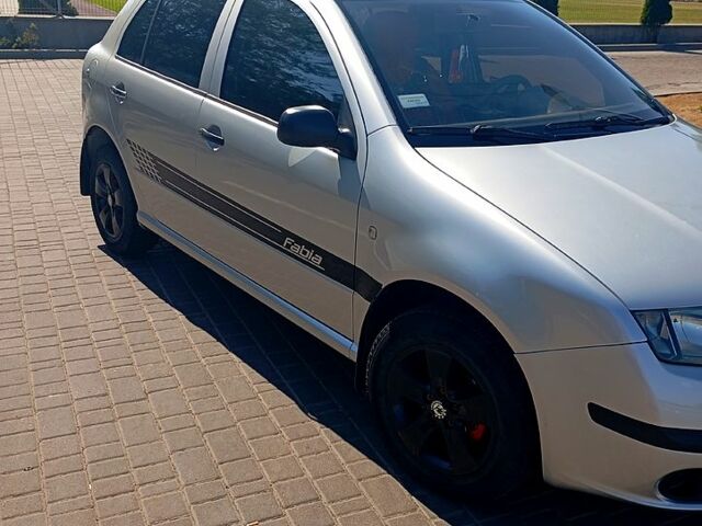 Сірий Шкода Фабія, об'ємом двигуна 1.2 л та пробігом 0 тис. км за 3200 $, фото 1 на Automoto.ua