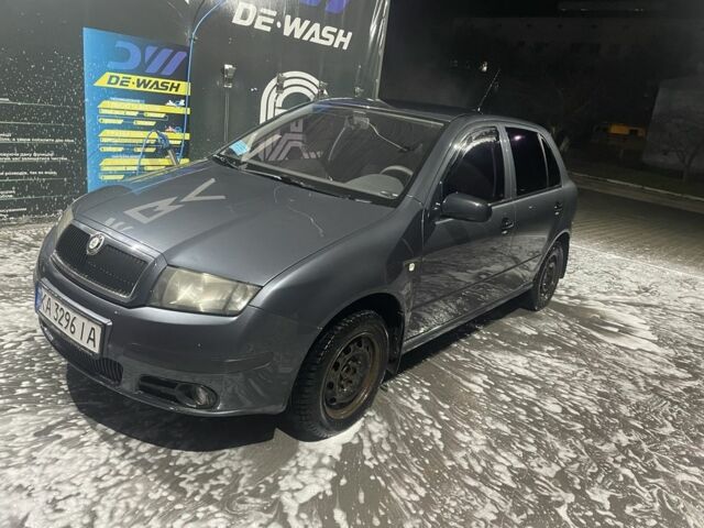 Серый Шкода Фабия, объемом двигателя 1.2 л и пробегом 145 тыс. км за 3900 $, фото 1 на Automoto.ua