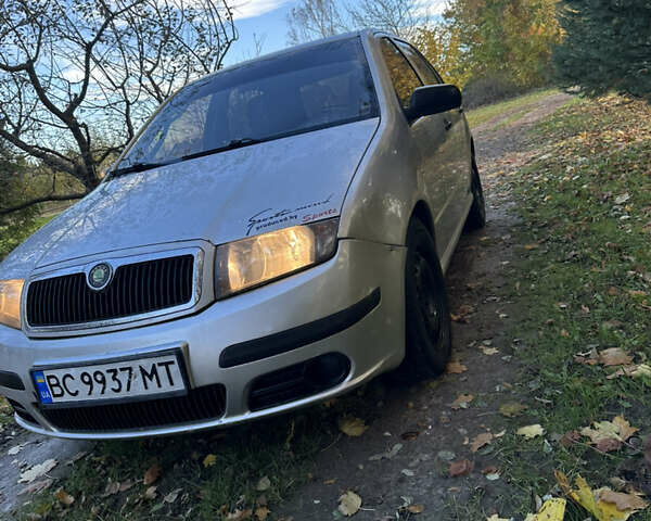 Серый Шкода Фабия, объемом двигателя 1.2 л и пробегом 350 тыс. км за 2400 $, фото 1 на Automoto.ua