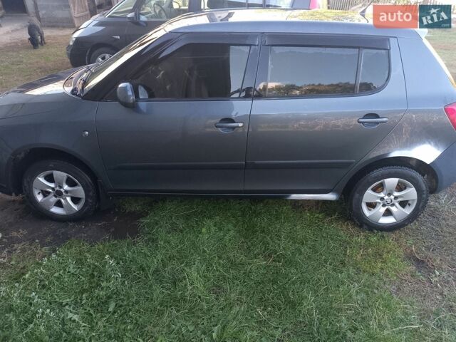 Сірий Шкода Фабія, об'ємом двигуна 1.39 л та пробігом 300 тис. км за 3800 $, фото 1 на Automoto.ua