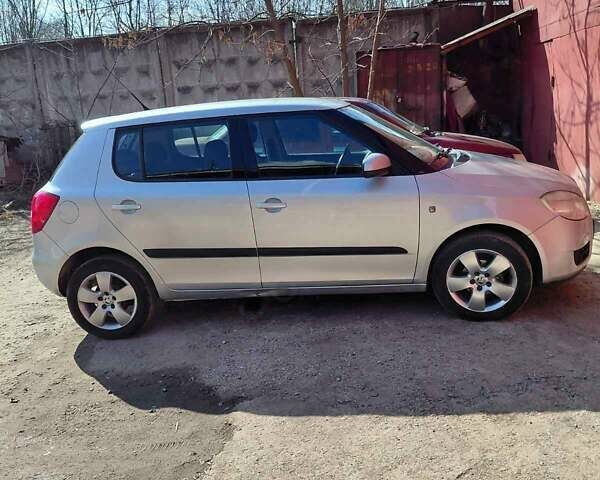 Серый Шкода Фабия, объемом двигателя 1.2 л и пробегом 210 тыс. км за 4200 $, фото 1 на Automoto.ua