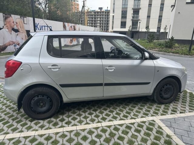 Серый Шкода Фабия, объемом двигателя 1.6 л и пробегом 280 тыс. км за 5000 $, фото 1 на Automoto.ua