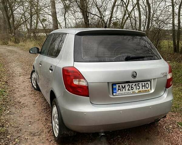 Серый Шкода Фабия, объемом двигателя 1.2 л и пробегом 230 тыс. км за 3900 $, фото 1 на Automoto.ua