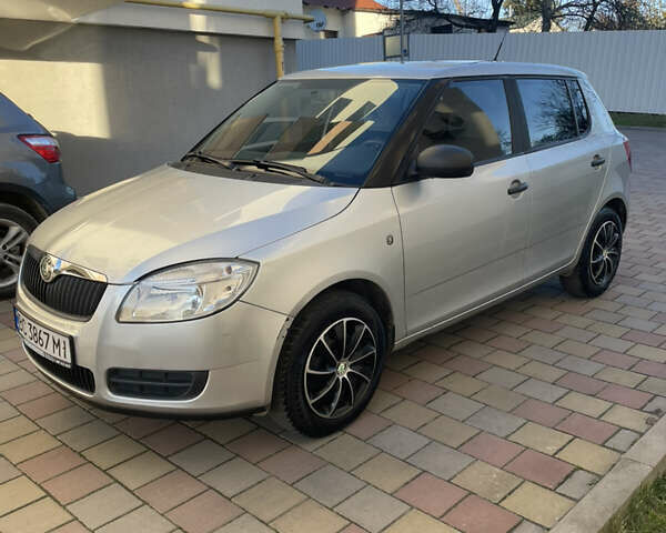 Серый Шкода Фабия, объемом двигателя 1.2 л и пробегом 142 тыс. км за 3900 $, фото 1 на Automoto.ua