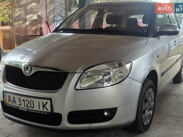 Серый Шкода Фабия, объемом двигателя 1.39 л и пробегом 67 тыс. км за 5500 $, фото 1 на Automoto.ua