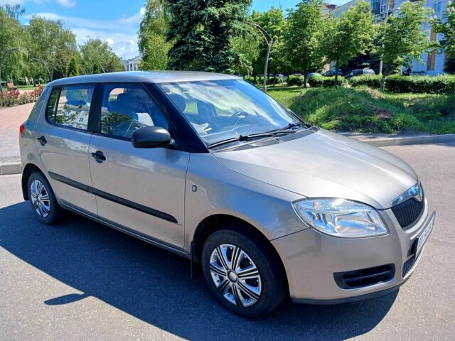 Серый Шкода Фабия, объемом двигателя 0 л и пробегом 129 тыс. км за 4850 $, фото 1 на Automoto.ua