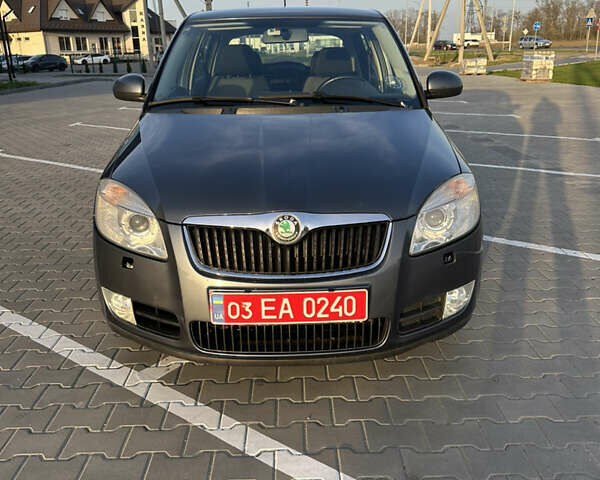 Серый Шкода Фабия, объемом двигателя 1.2 л и пробегом 111 тыс. км за 4400 $, фото 1 на Automoto.ua