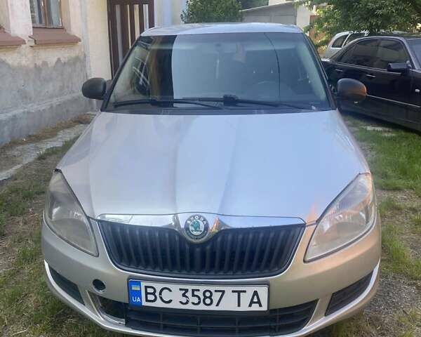 Серый Шкода Фабия, объемом двигателя 1.2 л и пробегом 350 тыс. км за 3700 $, фото 1 на Automoto.ua