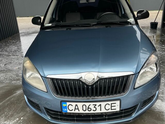 Серый Шкода Фабия, объемом двигателя 1.2 л и пробегом 204 тыс. км за 4100 $, фото 1 на Automoto.ua