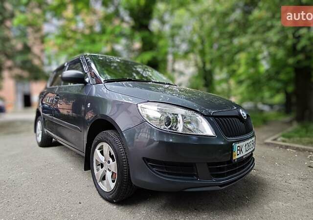 Серый Шкода Фабия, объемом двигателя 1.2 л и пробегом 135 тыс. км за 5200 $, фото 1 на Automoto.ua