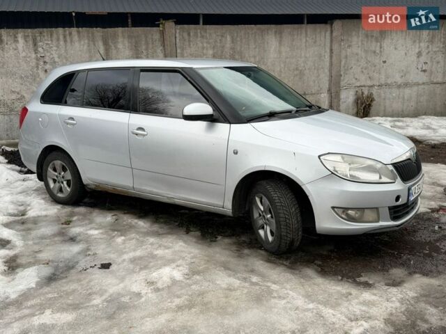 Серый Шкода Фабия, объемом двигателя 1.4 л и пробегом 300 тыс. км за 3500 $, фото 1 на Automoto.ua