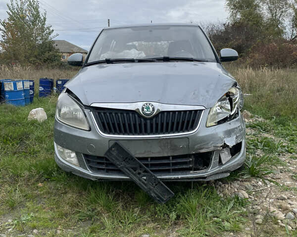 Серый Шкода Фабия, объемом двигателя 1.2 л и пробегом 300 тыс. км за 3000 $, фото 1 на Automoto.ua