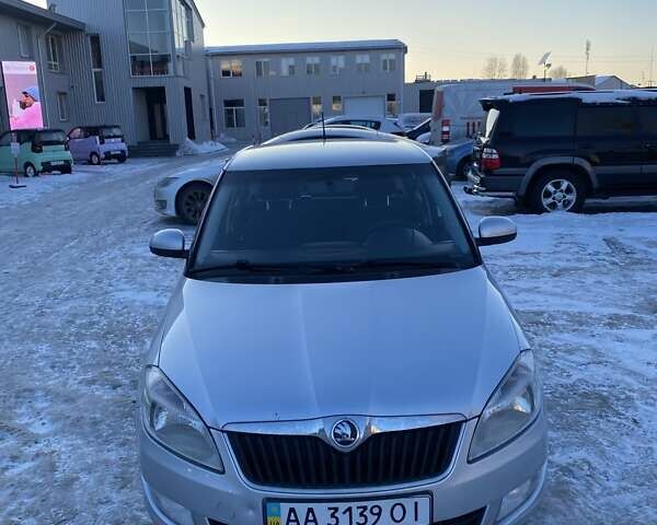 Серый Шкода Фабия, объемом двигателя 1.39 л и пробегом 170 тыс. км за 6500 $, фото 1 на Automoto.ua