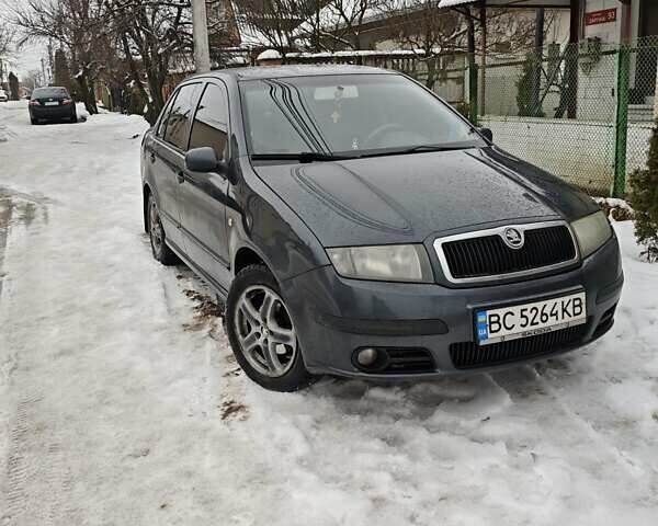 Серый Шкода Фабия, объемом двигателя 1.39 л и пробегом 320 тыс. км за 3600 $, фото 1 на Automoto.ua