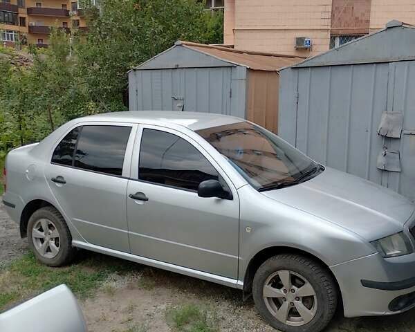 Серый Шкода Фабия, объемом двигателя 1.2 л и пробегом 221 тыс. км за 3300 $, фото 1 на Automoto.ua