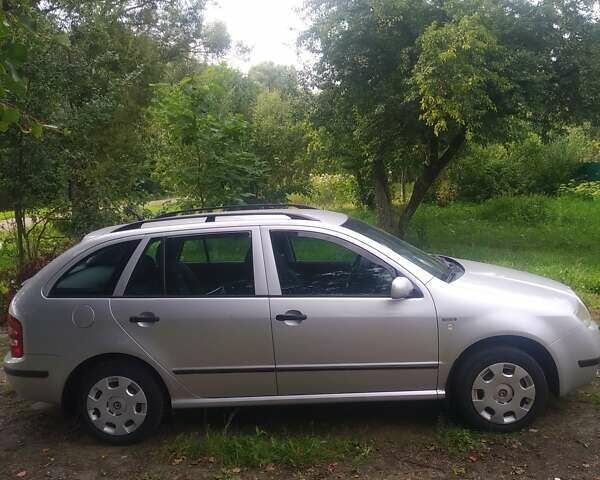 Серый Шкода Фабия, объемом двигателя 1.39 л и пробегом 293 тыс. км за 3800 $, фото 1 на Automoto.ua