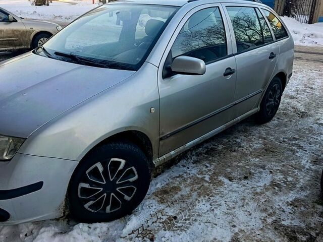 Серый Шкода Фабия, объемом двигателя 1.4 л и пробегом 225 тыс. км за 3900 $, фото 1 на Automoto.ua