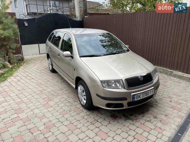 Шкода Фабия 2005 в Ровно на Automoto.ua Серый Шкода Фабия, объемом двигателя 1.39 л и пробегом 230 тыс. км за 4000 $, фото 1 на Automoto.ua