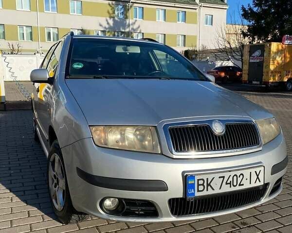 Сірий Шкода Фабія, об'ємом двигуна 1.39 л та пробігом 475 тис. км за 3350 $, фото 1 на Automoto.ua