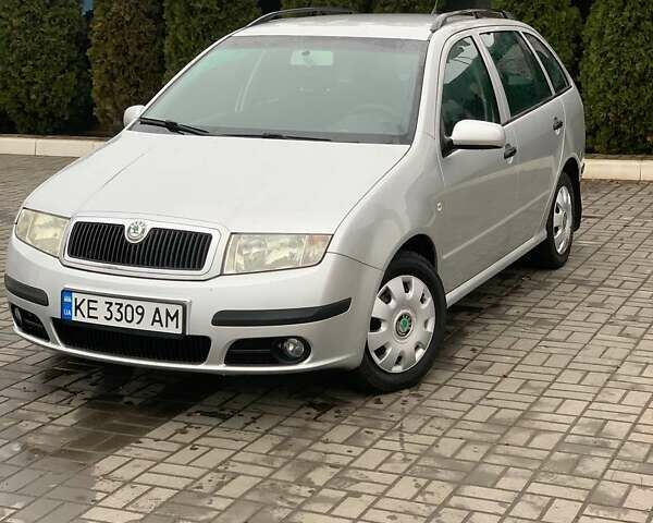 Серый Шкода Фабия, объемом двигателя 1.39 л и пробегом 195 тыс. км за 4600 $, фото 1 на Automoto.ua