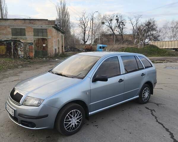Серый Шкода Фабия, объемом двигателя 1.2 л и пробегом 235 тыс. км за 3800 $, фото 1 на Automoto.ua