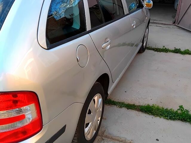 Серый Шкода Фабия, объемом двигателя 1.4 л и пробегом 208 тыс. км за 4400 $, фото 1 на Automoto.ua