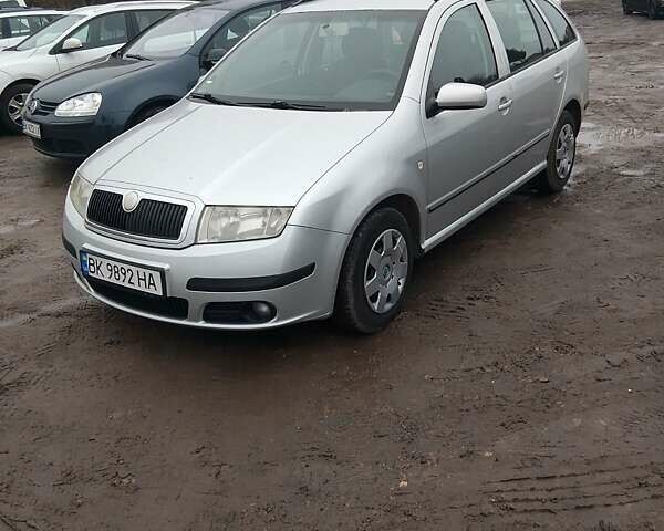 Сірий Шкода Фабія, об'ємом двигуна 1.39 л та пробігом 315 тис. км за 3900 $, фото 1 на Automoto.ua