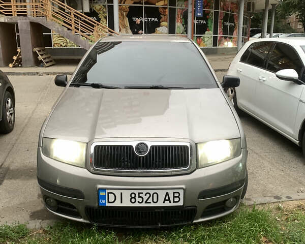 Сірий Шкода Фабія, об'ємом двигуна 1.2 л та пробігом 295 тис. км за 3950 $, фото 1 на Automoto.ua
