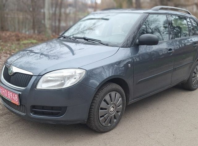 Серый Шкода Фабия, объемом двигателя 0 л и пробегом 220 тыс. км за 5500 $, фото 1 на Automoto.ua