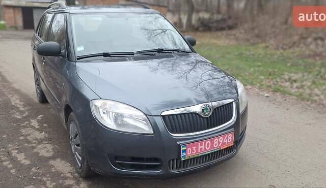 Серый Шкода Фабия, объемом двигателя 1.4 л и пробегом 220 тыс. км за 5550 $, фото 1 на Automoto.ua